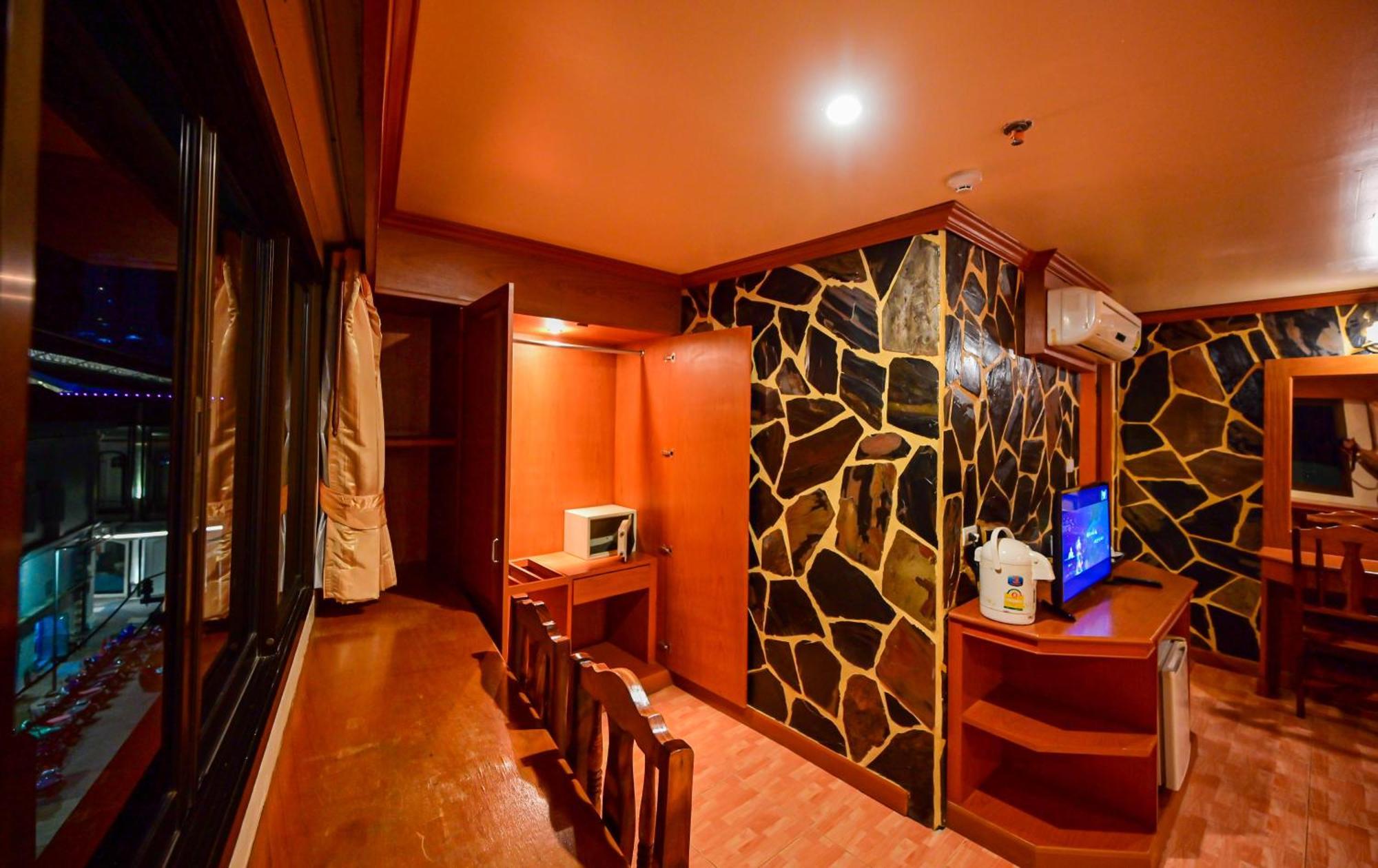 Tiger Complex Hotel Patong Exterior photo